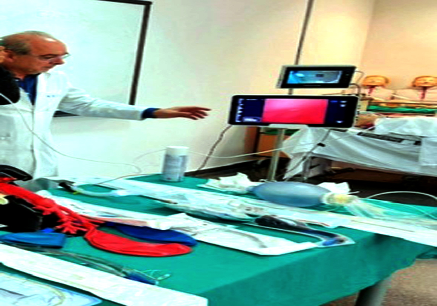 Profesor con material de intubación